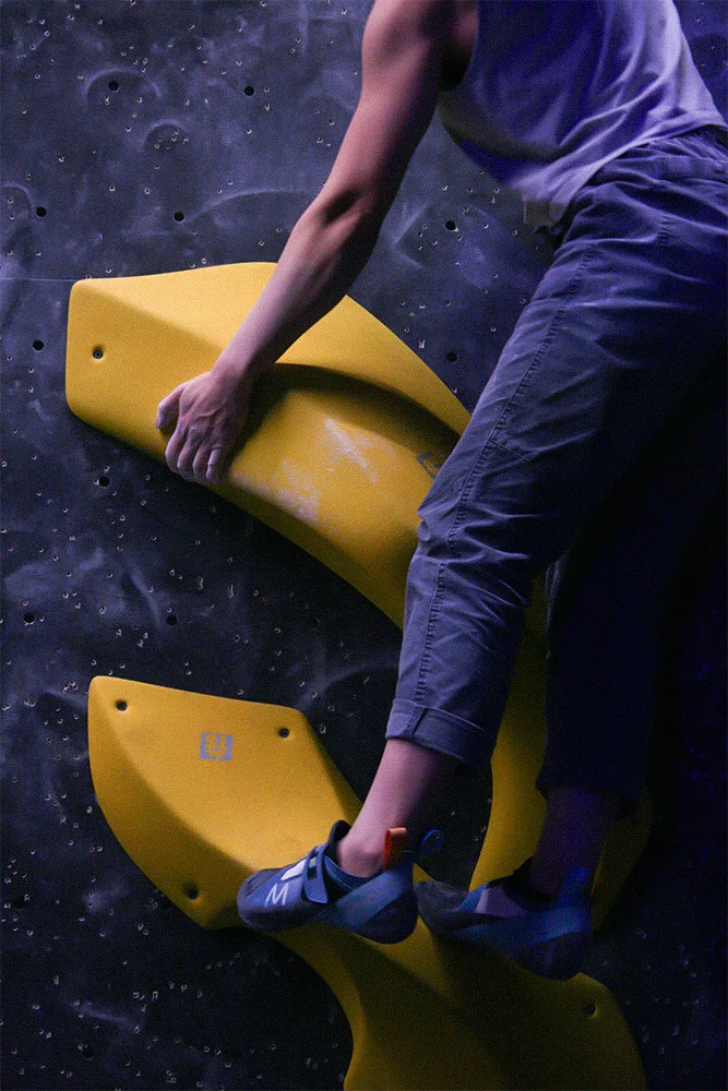 Kiipeilijä boulder-seinällä